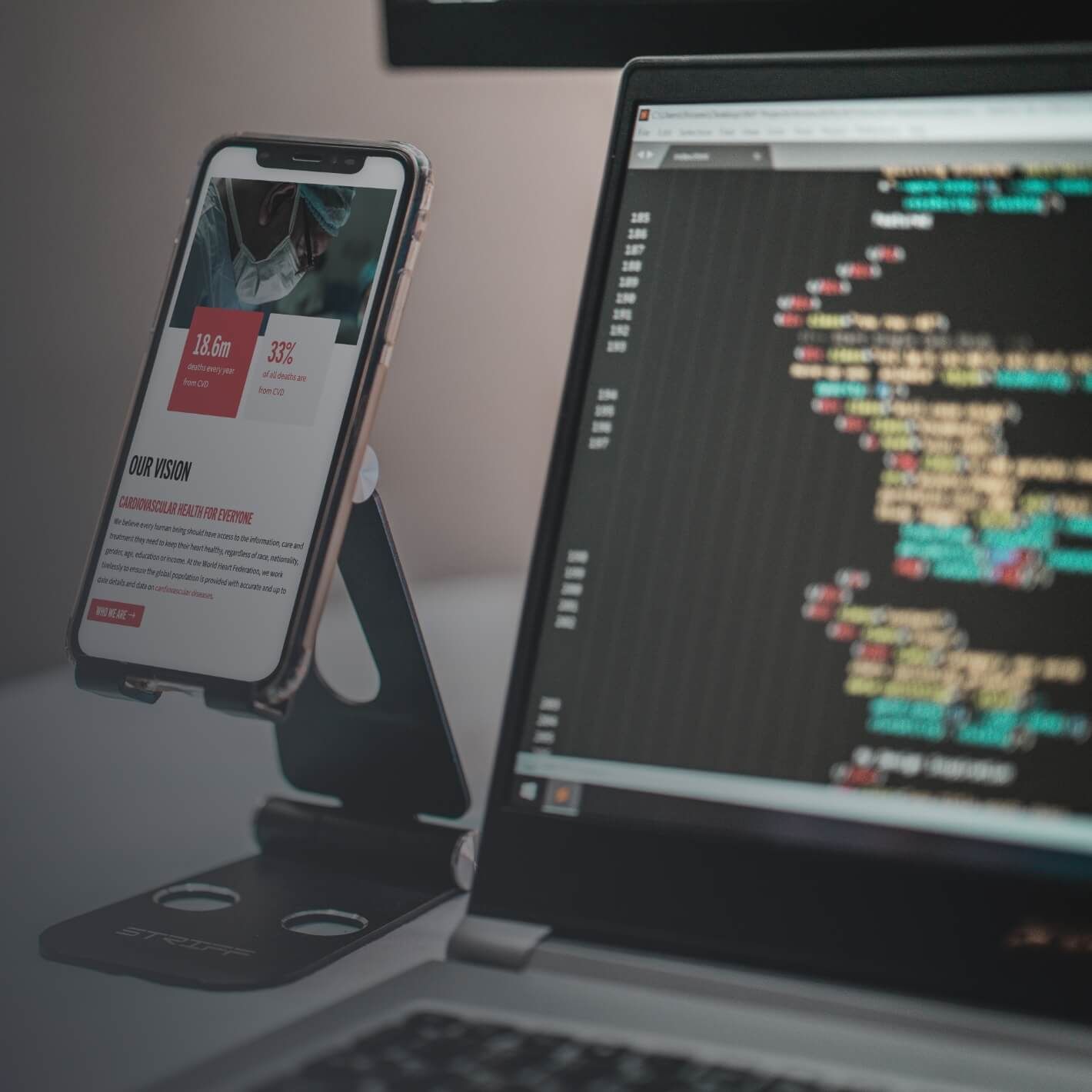 https://optimadesignch-looek.projectbeta.co.uk/assets/images/common/Responsive_Web_Design_Mobile.jpg